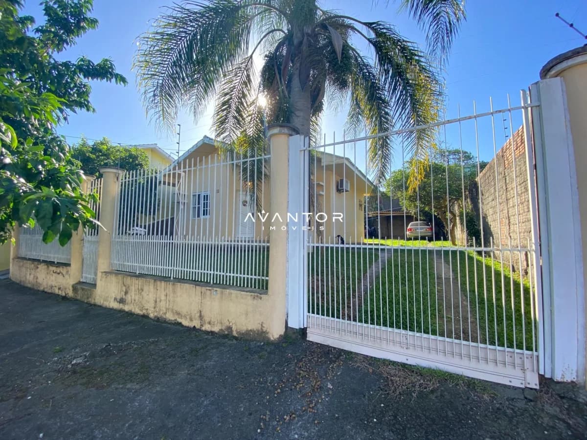Fachada da casa com portão e palmeira — Casa com 1 quarto à venda em Camobi, Santa Maria/RS