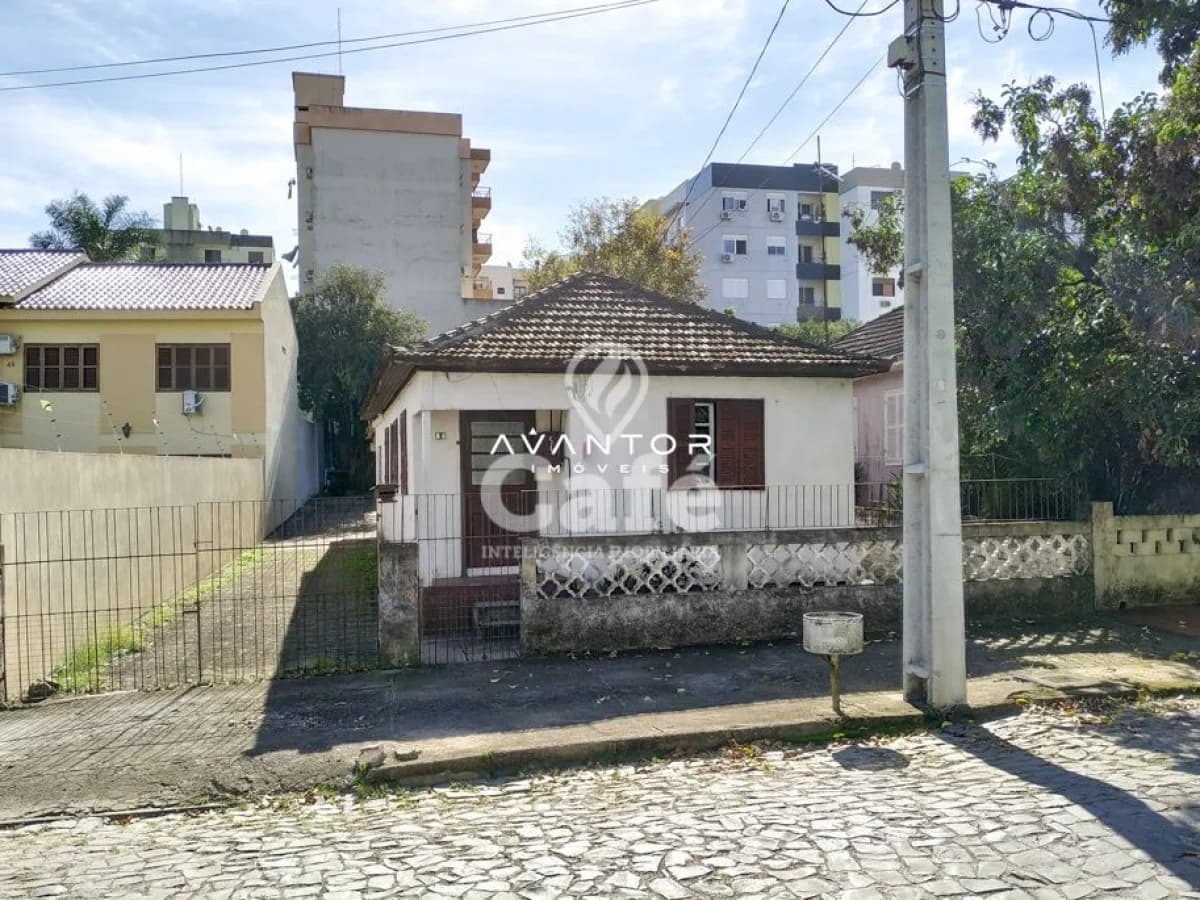 Fachada da casa com garagem — Terreno à venda em Nossa Senhora das Dores, Santa Maria/RS