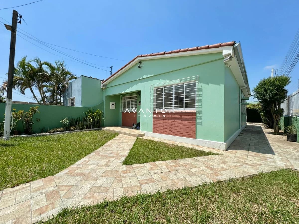 Fachada da casa com jardim — Casa com 3 quartos à venda em Juscelino Kubitschek, Santa Maria/RS