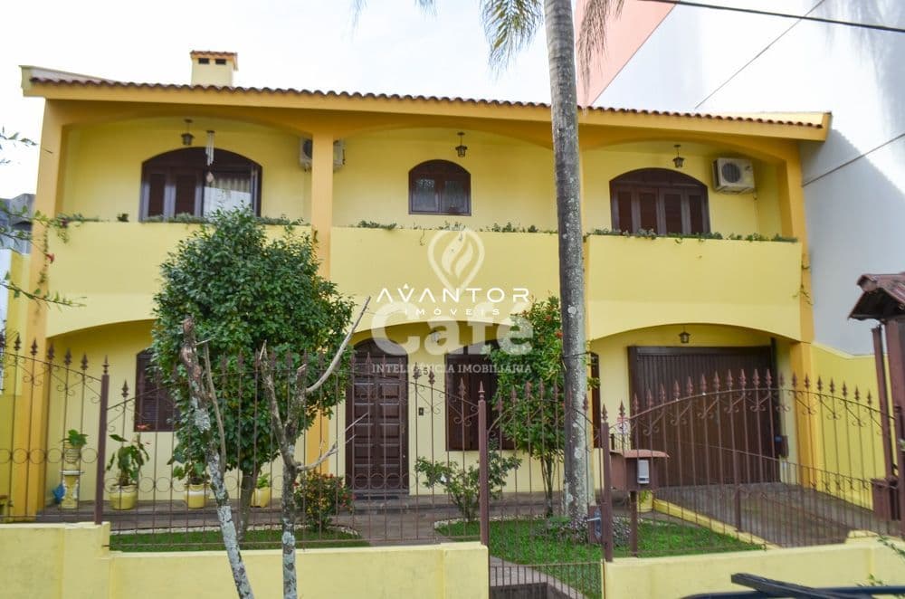 Fachada da casa amarela com entrada — Casa com 4 quartos à venda em Centro, Santa Maria/RS