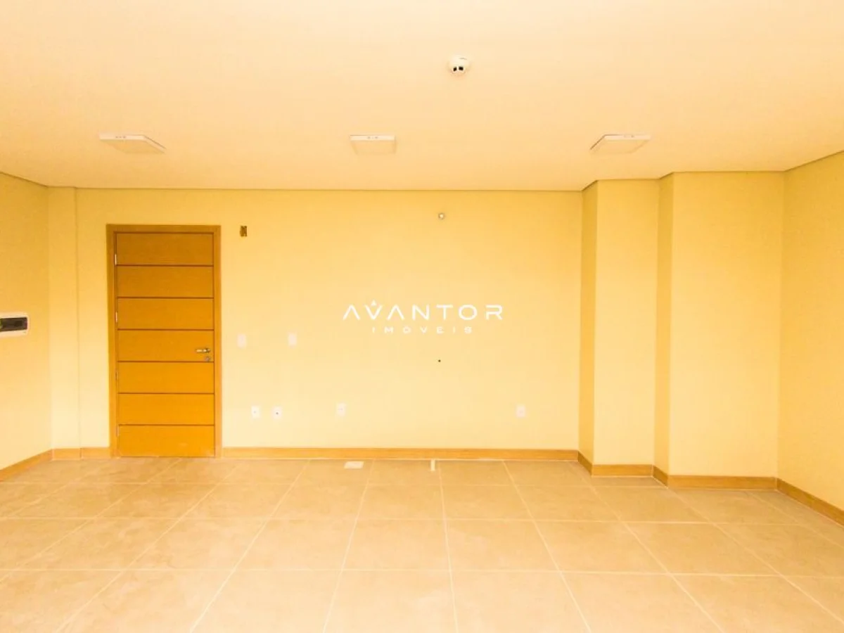 Sala com piso em cerâmica e porta de entrada — Sala Comercial com 1 sala à venda em Centro, Santa Maria/RS