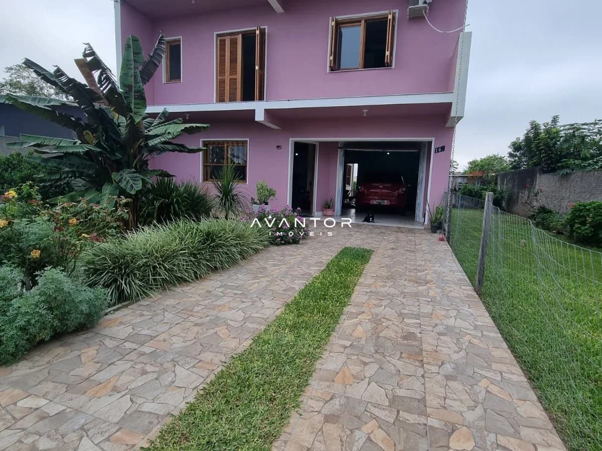 Fachada da casa com garagem — Casa com 2 quartos à venda em Pinheiro Machado, Santa Maria/RS