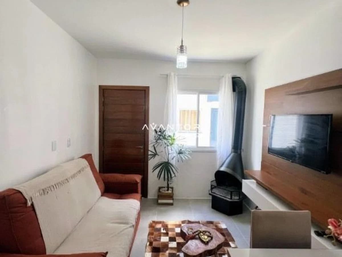 Sala de estar com sacada e TV — Casa com 2 quartos à venda no Novo Valle, em Tomazetti, Santa Maria/RS