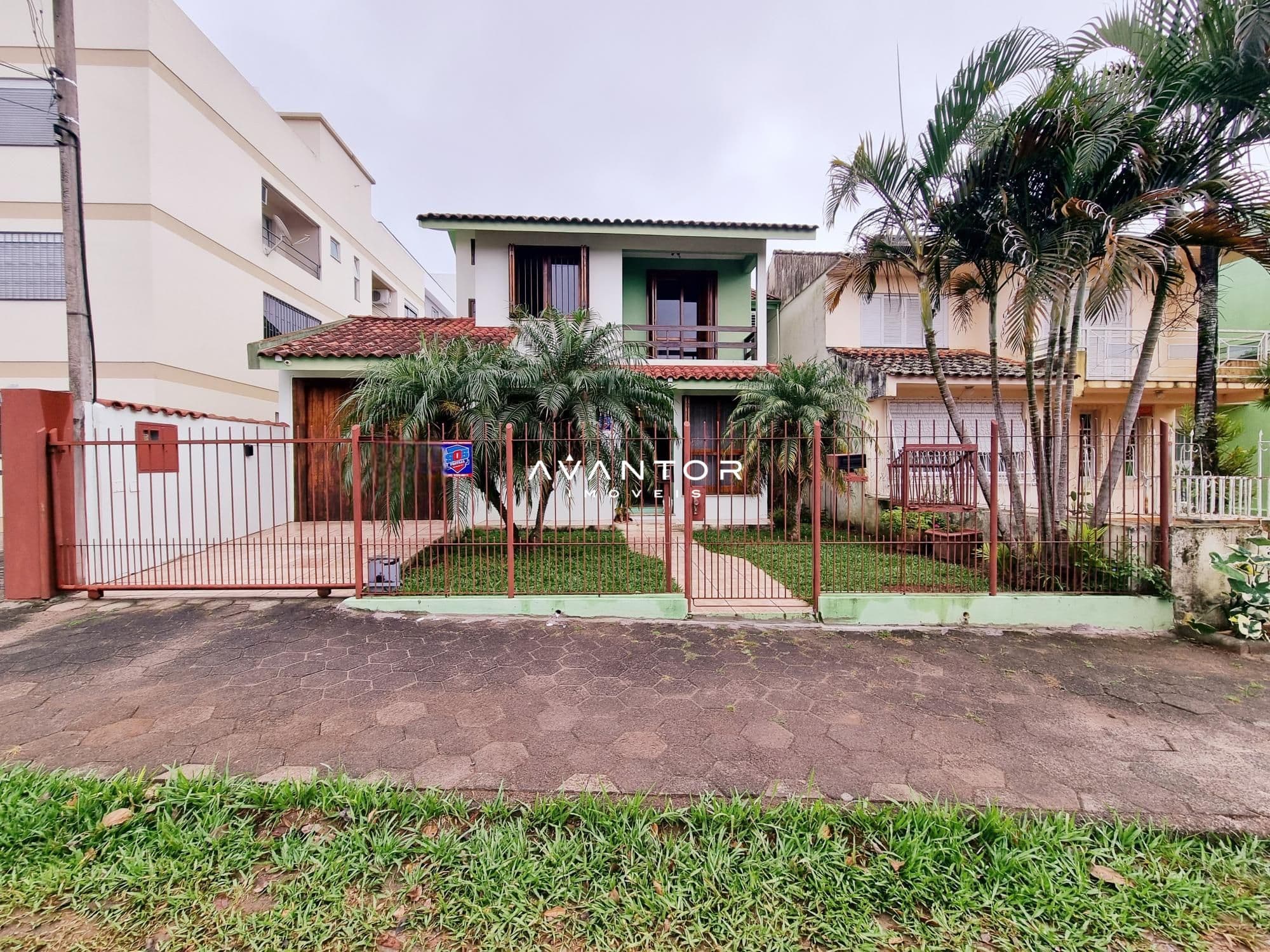 Fachada da casa com portão e área frontal — Casa com 4 quartos à venda em Camobi, Santa Maria/RS