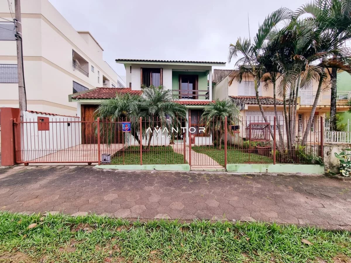 Fachada da casa com portão e área frontal — Casa com 4 quartos à venda em Camobi, Santa Maria/RS