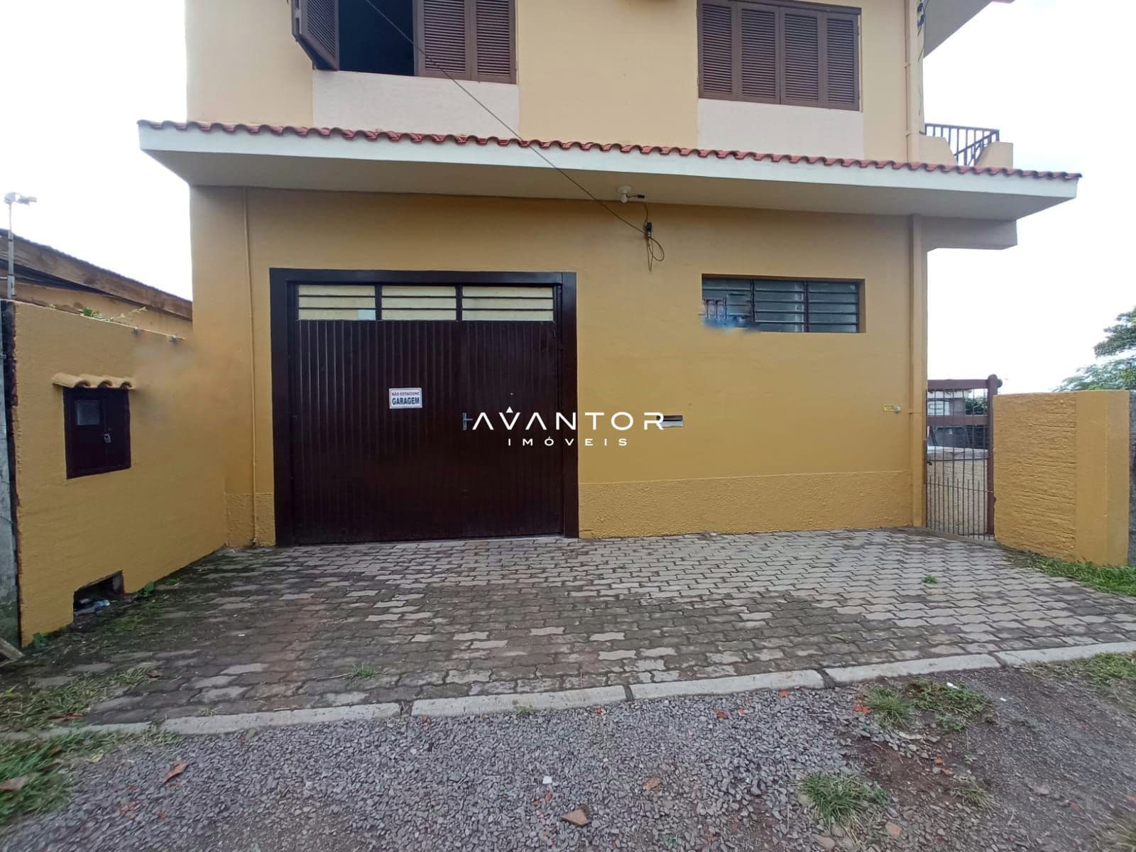 Fachada da casa com garagem — Pavilhão com 1 sala para alugar em Pinheiro Machado, Santa Maria/RS