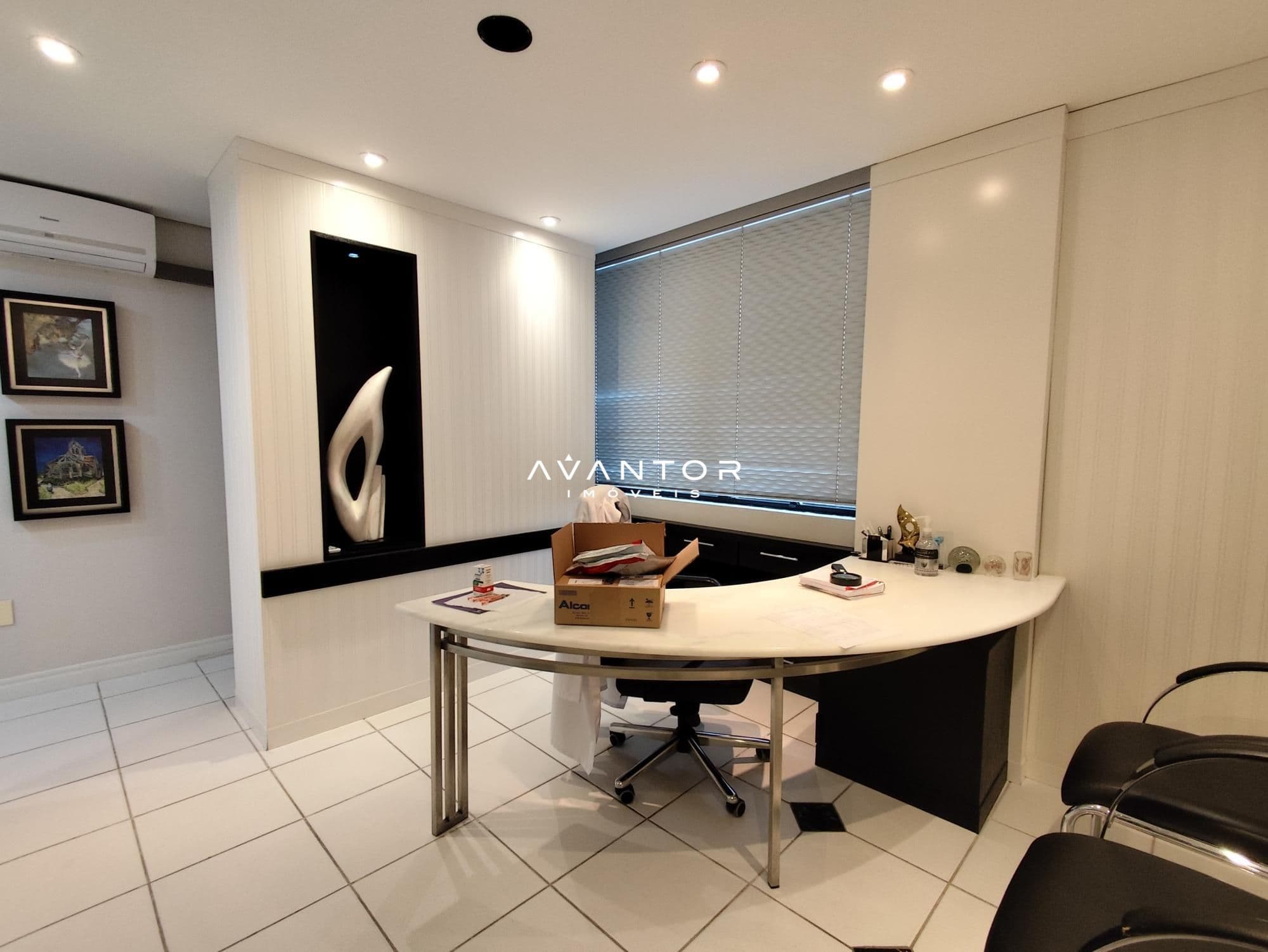 Sala comercial com balcão de atendimento — Sala Comercial com 3 salas à venda em Centro, Santa Maria/RS