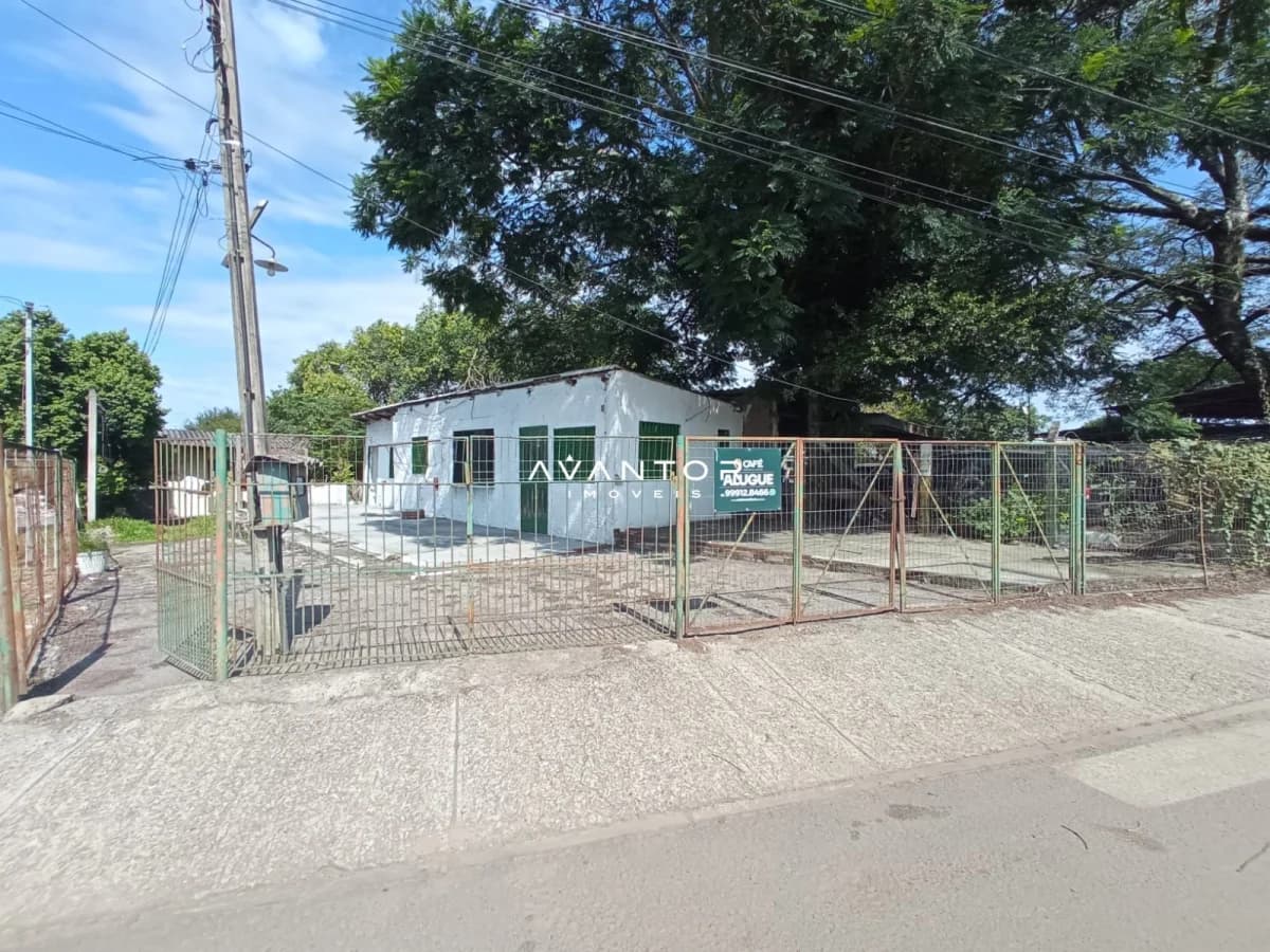 Fachada da casa com portão e pátio — Loja com 2 salas à venda em Juscelino Kubitschek, Santa Maria/RS
