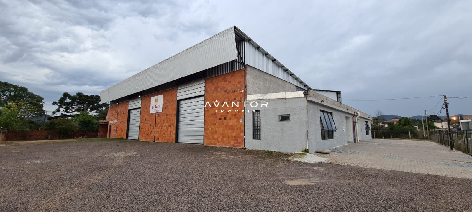 Fachada de galpão com portas de garagem — Pavilhão com 1 sala para alugar em Cerrito, Santa Maria/RS