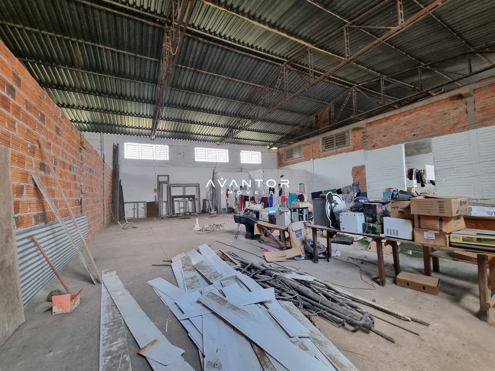 Galpão com cobertura metálica e paredes de alvenaria — Prédio Comercial com 1 sala à venda em Camobi, Santa Maria/RS