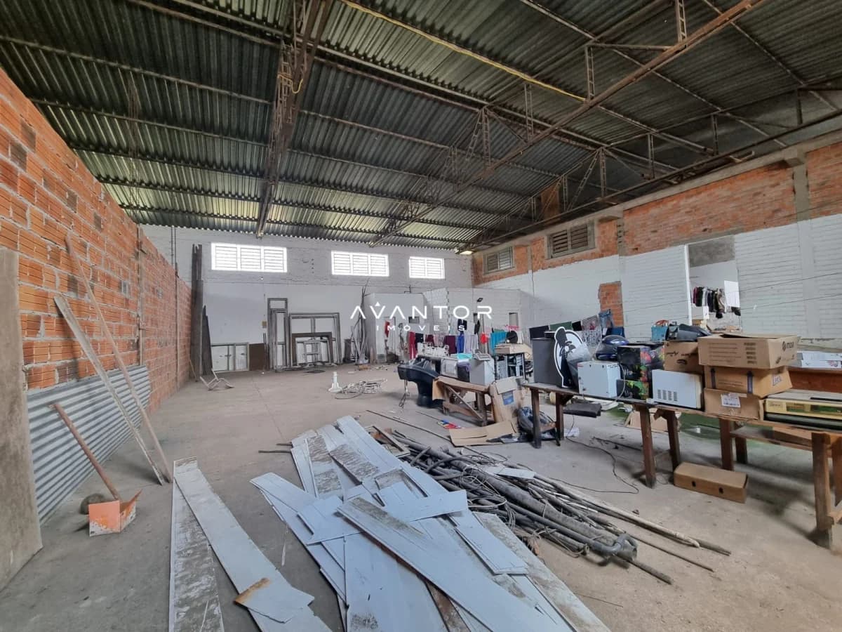 Galpão com cobertura metálica e paredes de alvenaria — Prédio Comercial com 1 sala à venda em Camobi, Santa Maria/RS