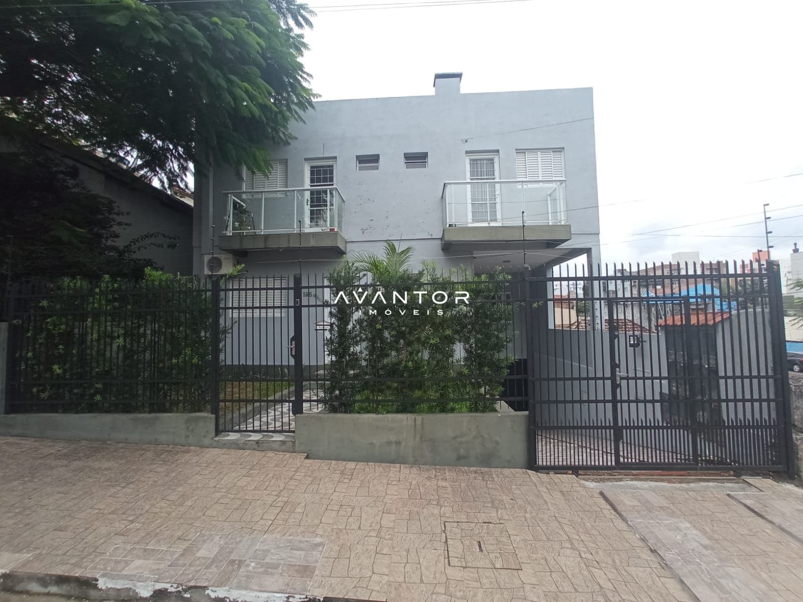 Fachada da casa com portão e garagem — Prédio Residencial com 6 quartos à venda em Nossa Senhora do Rosário, Santa Maria/RS