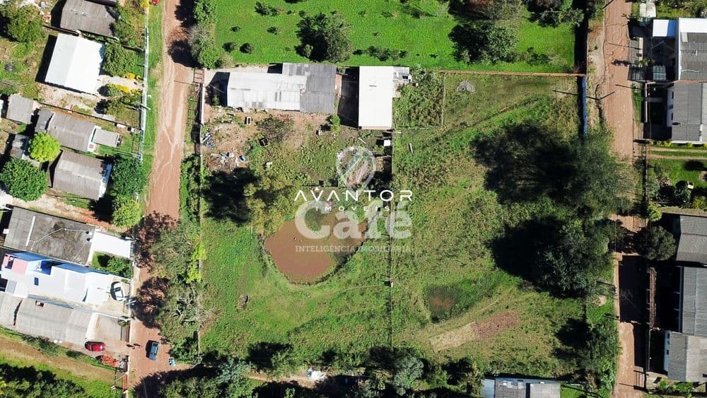 Vista aérea do terreno com áreas verdes — Terreno à venda em Boi Morto, Santa Maria/RS