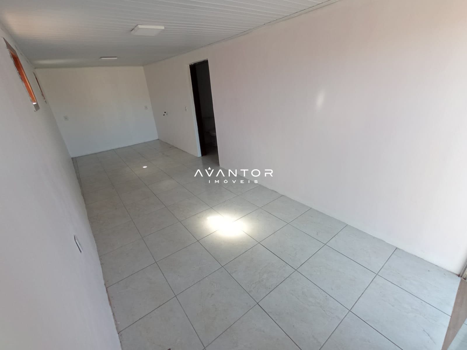Ambiente interno com piso em cerâmica — Sala Comercial com 1 sala para alugar em Juscelino Kubitschek, Santa Maria/RS