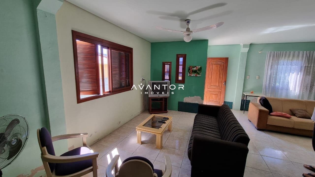 Sala de estar com sacada e ventilador — Casa com 4 quartos à venda em Nossa Senhora do Rosário, Santa Maria/RS