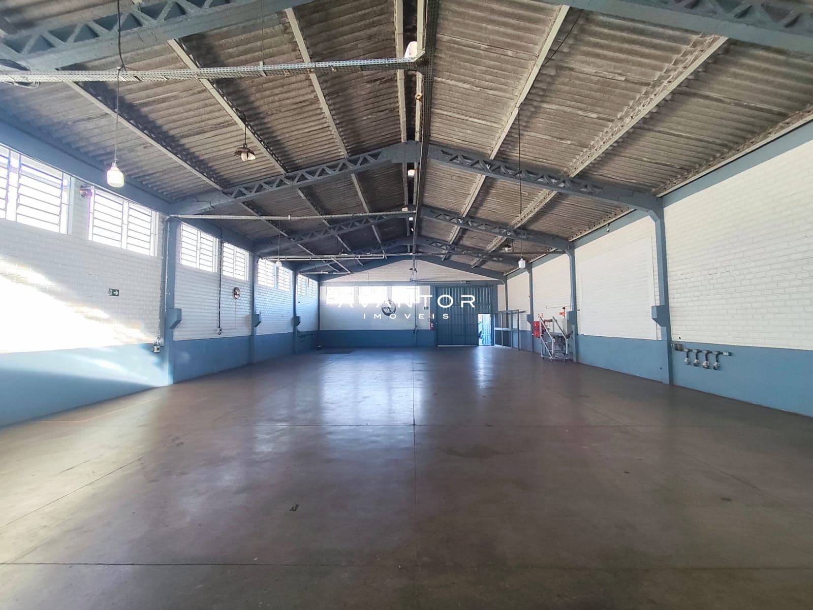 Salão com piso industrial e cobertura metálica — Pavilhão com 1 sala para alugar em Camobi, Santa Maria/RS