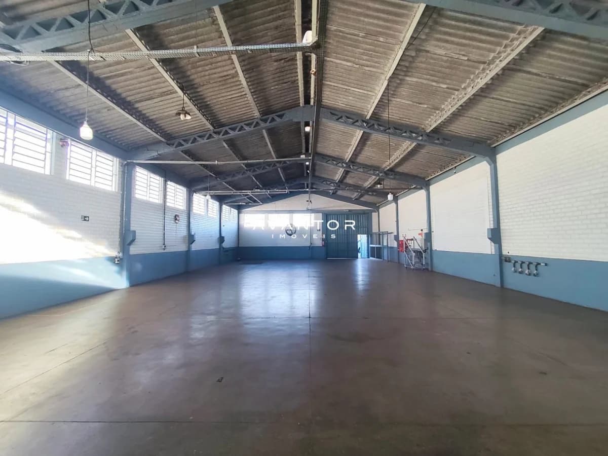 Salão com piso industrial e cobertura metálica — Pavilhão com 1 sala para alugar em Camobi, Santa Maria/RS
