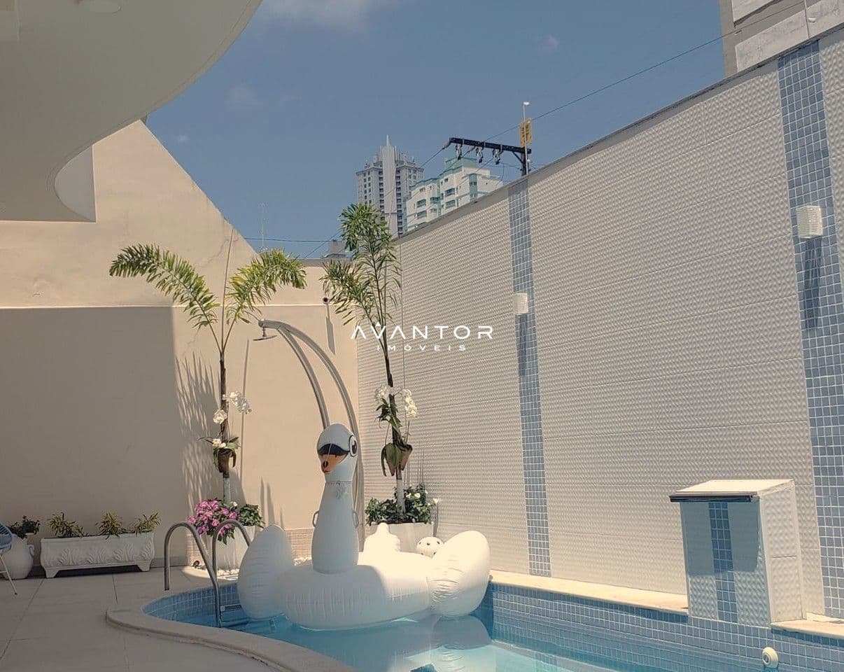 Piscina com área de lazer e paisagismo — Casa com 4 quartos à venda em Nações, Balneário Camboriú/SC