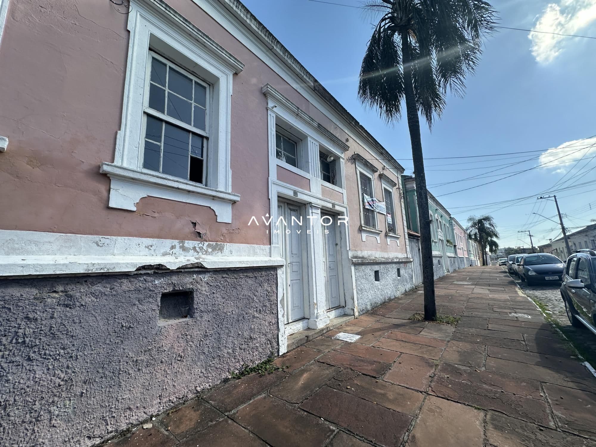 Fachada da casa com porta de entrada — Casa com 3 quartos à venda em Centro, Santa Maria/RS