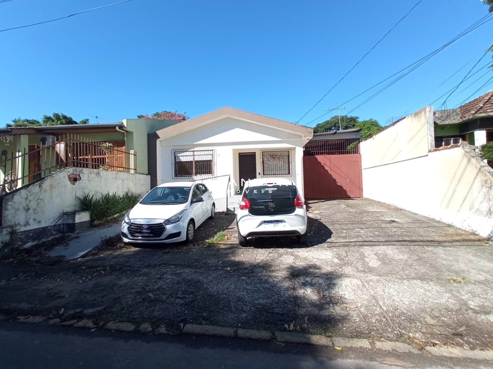 Fachada da casa com garagem — Casa Comercial com 4 salas à venda em Nossa Senhora de Lourdes, Santa Maria/RS
