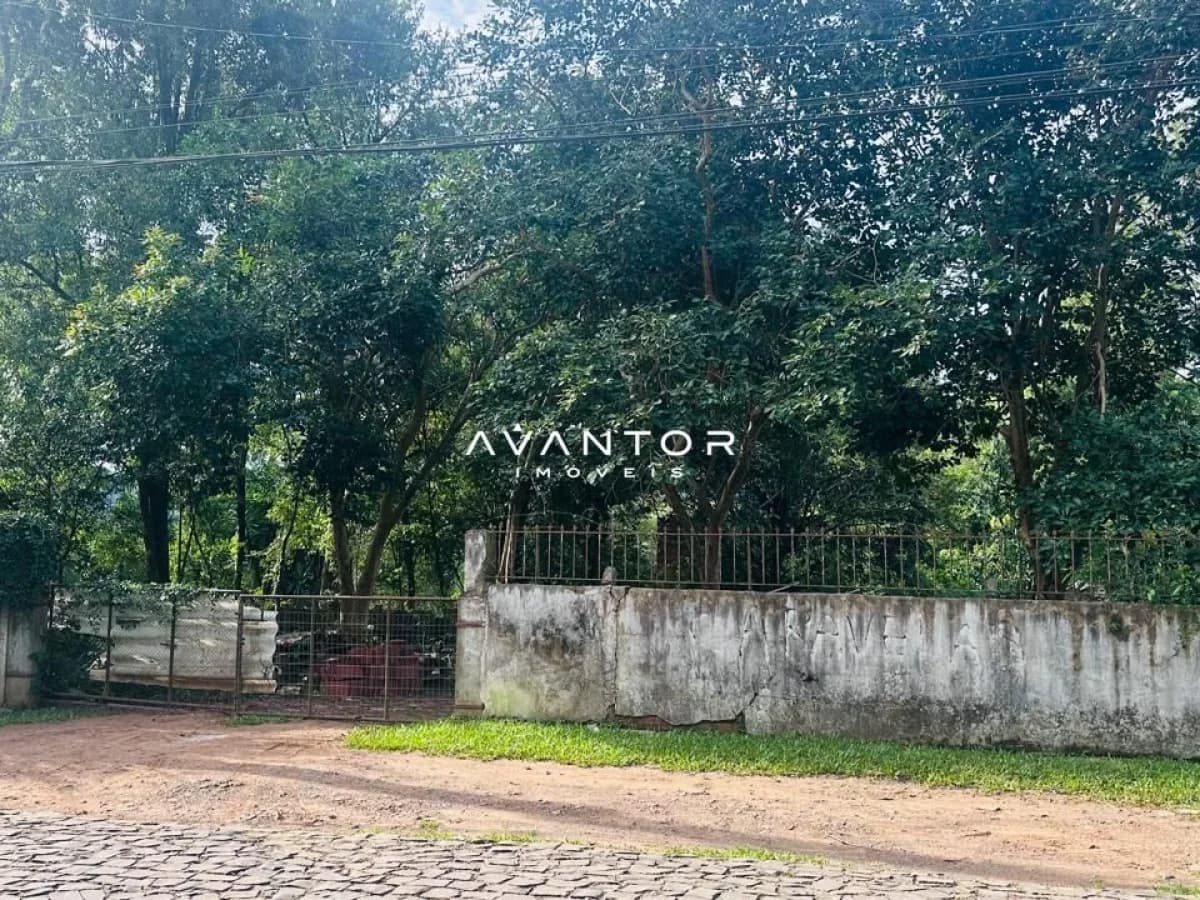 Fachada do terreno com portão e muro — Terreno à venda em Cerrito, Santa Maria/RS