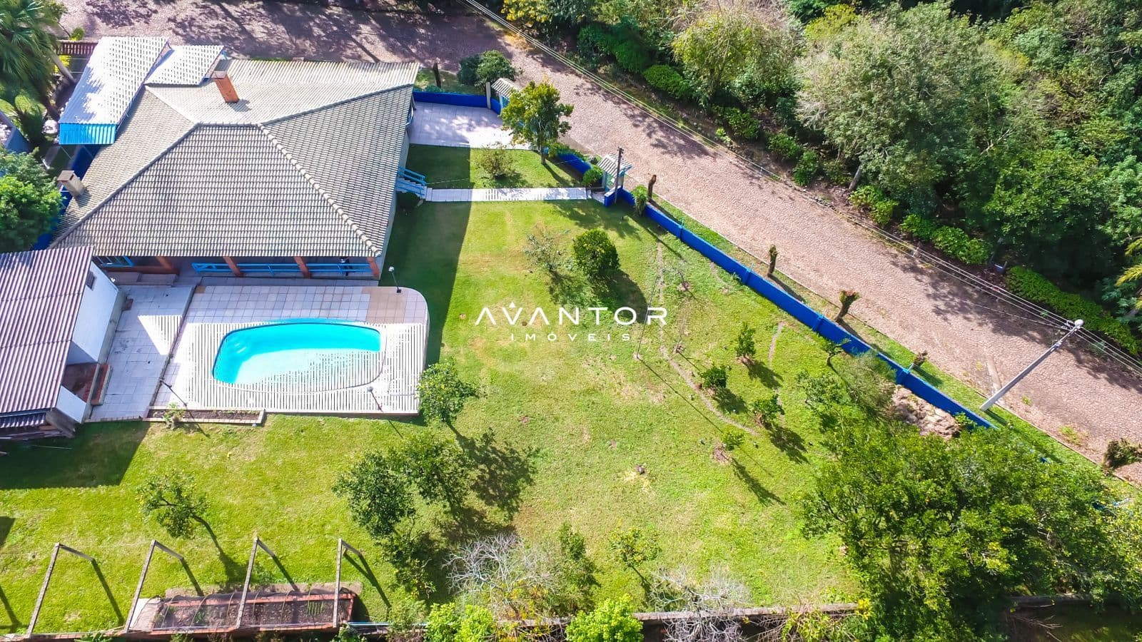 Terreno com piscina e áreas verdes — Casa com 2 quartos à venda em Oásis, Itaara/RS