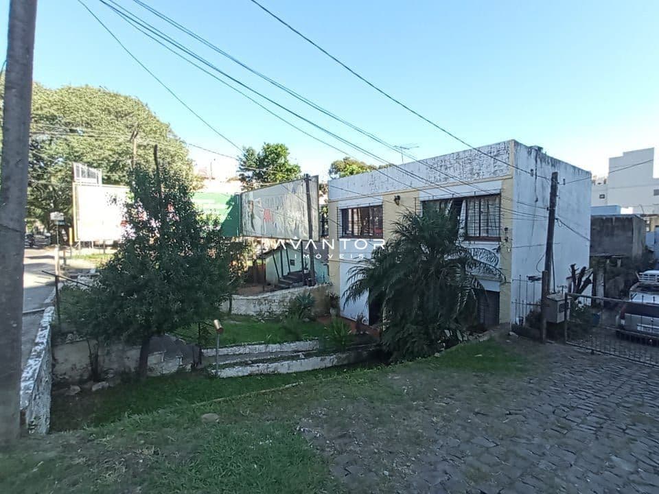 Fachada da casa com pátio — Terreno à venda em Centro, Santa Maria/RS