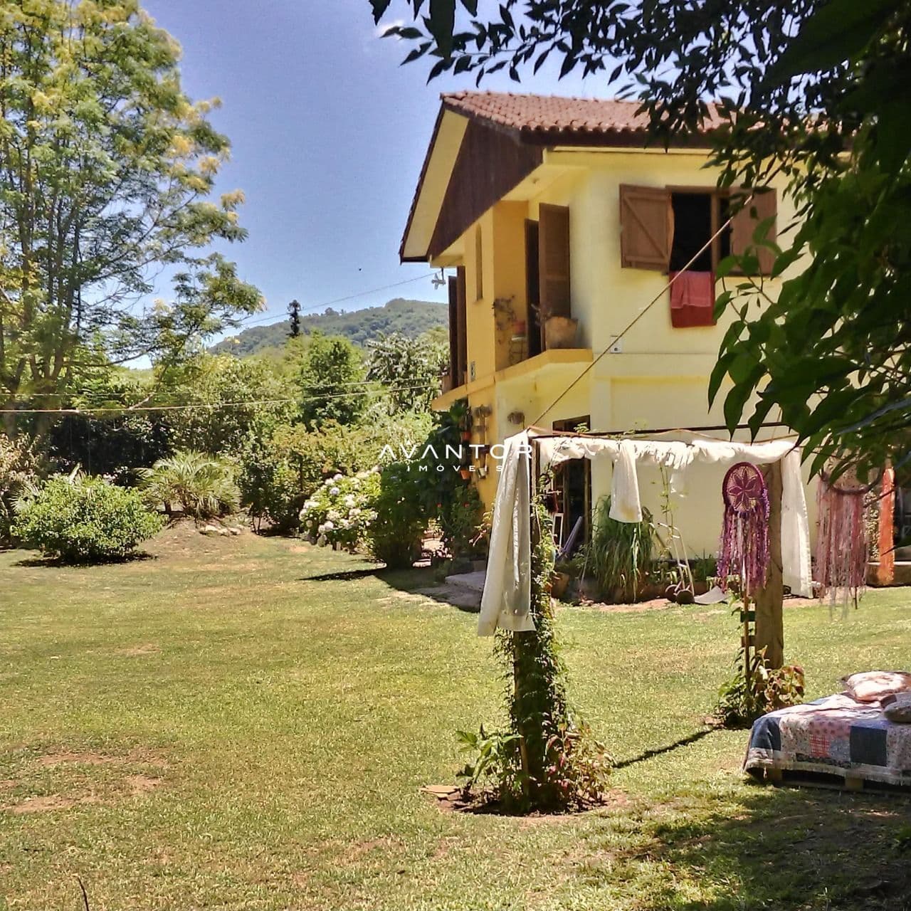 Fachada da casa com pátio e jardim — Chácara com 2 quartos à venda em Rincão dos Minelo, Itaara/RS