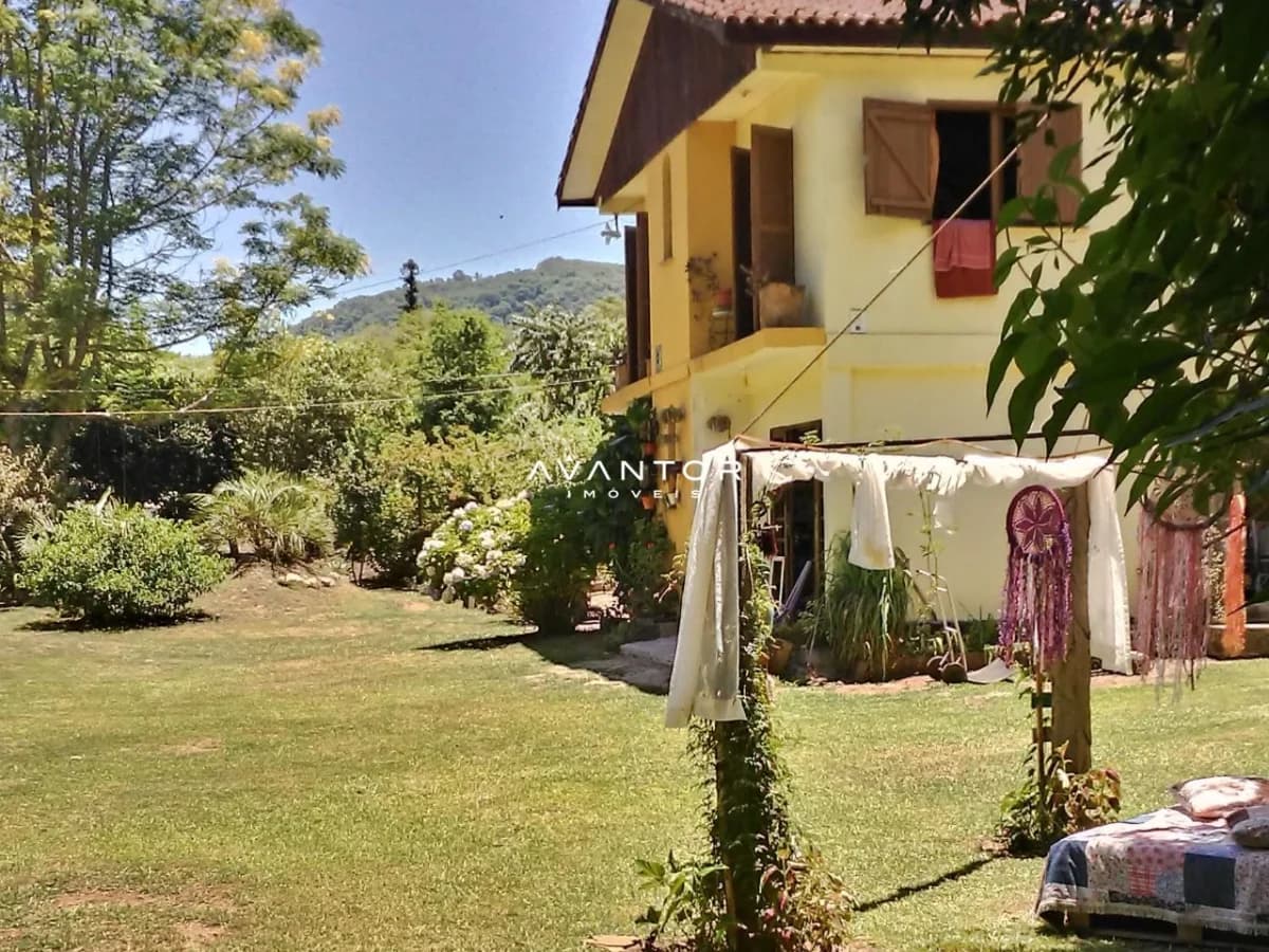 Fachada da casa com pátio e jardim — Chácara com 2 quartos à venda em Rincão dos Minelo, Itaara/RS