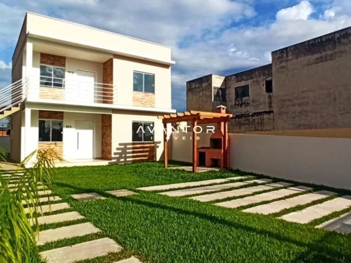 Fachada da casa com pátio e jardim — Apartamento com 2 quartos à venda em São João, Santa Maria/RS