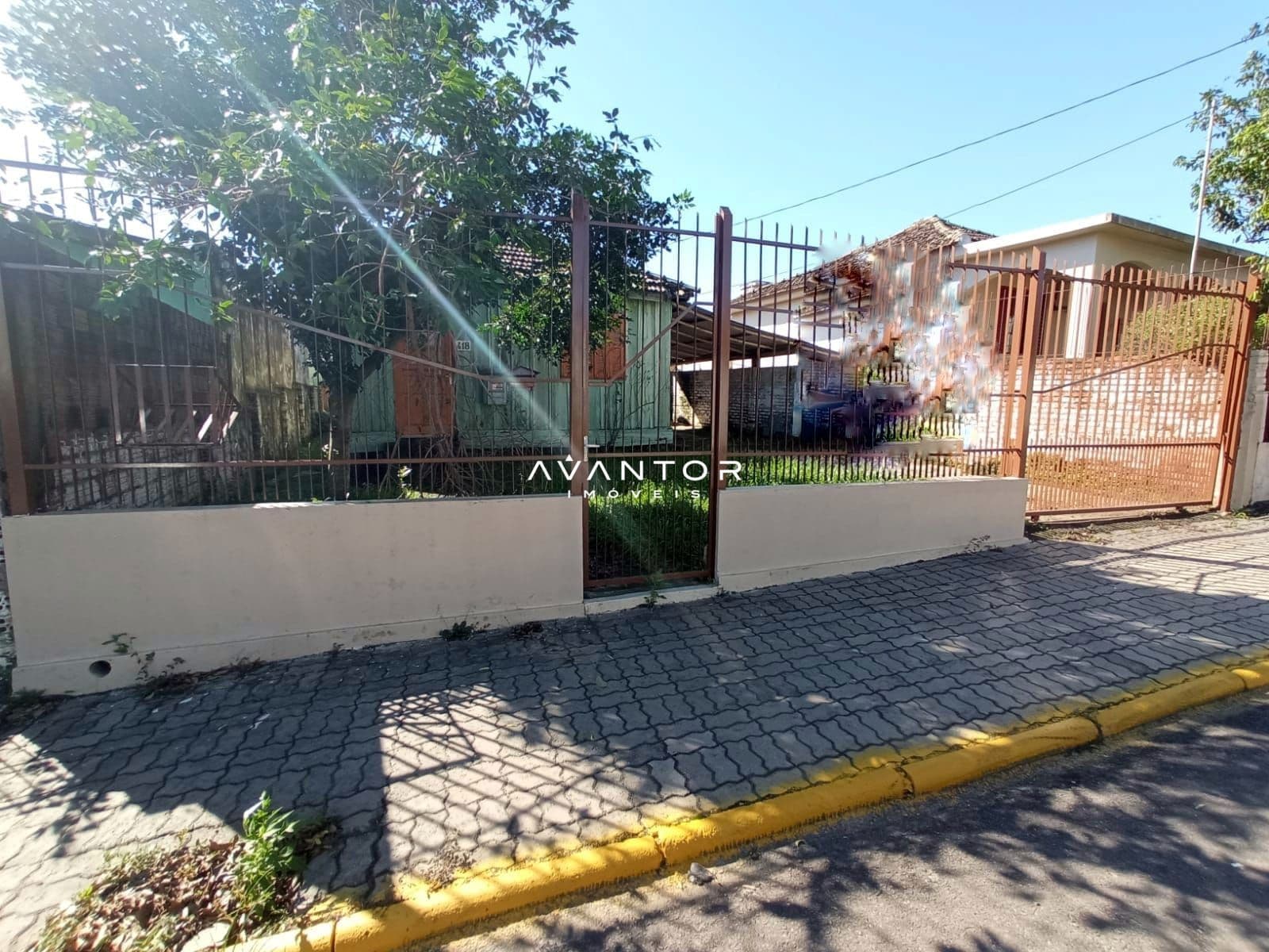 Fachada da casa com portão e garagem — Terreno para alugar em Duque de Caxias, Santa Maria/RS