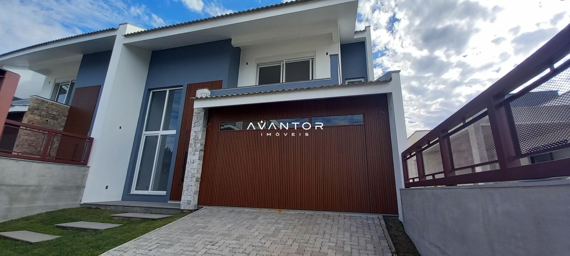 Fachada da casa com garagem — Casa com 3 quartos à venda em Camobi, Santa Maria/RS