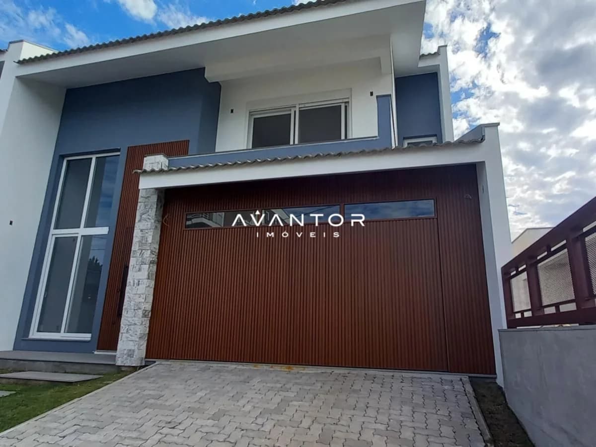 Fachada da casa com garagem — Casa com 3 quartos à venda em Camobi, Santa Maria/RS