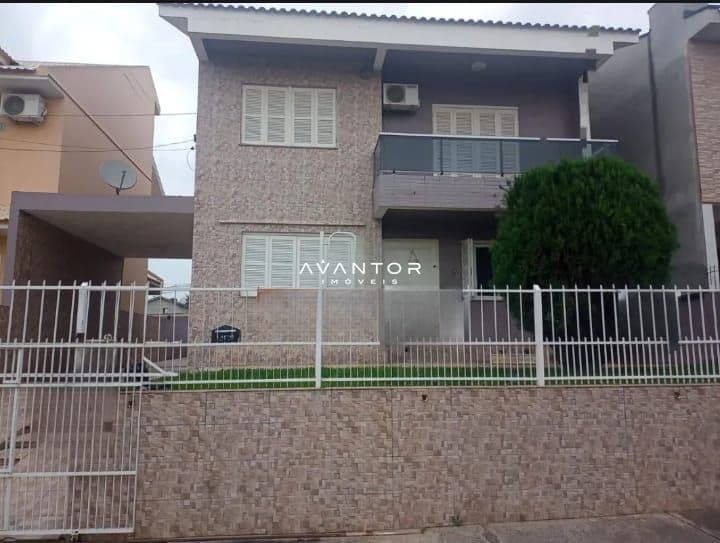 Fachada da casa com garagem — Casa com 3 quartos à venda em Residencial Lopes, Santa Maria/RS
