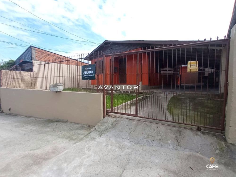 Fachada da casa com portão e garagem — Casa com 5 quartos à venda em Duque de Caxias, Santa Maria/RS
