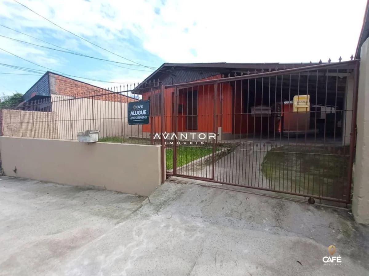 Fachada da casa com portão e garagem — Casa com 5 quartos à venda em Duque de Caxias, Santa Maria/RS