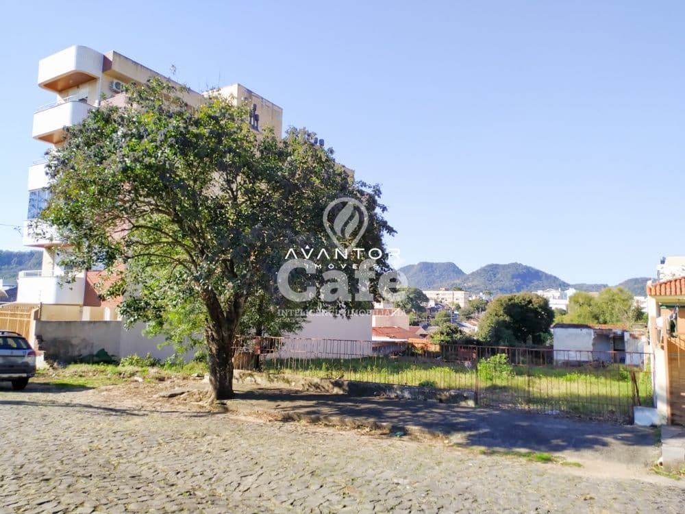 Terreno com prédio ao fundo — Terreno à venda em Menino Jesus, Santa Maria/RS