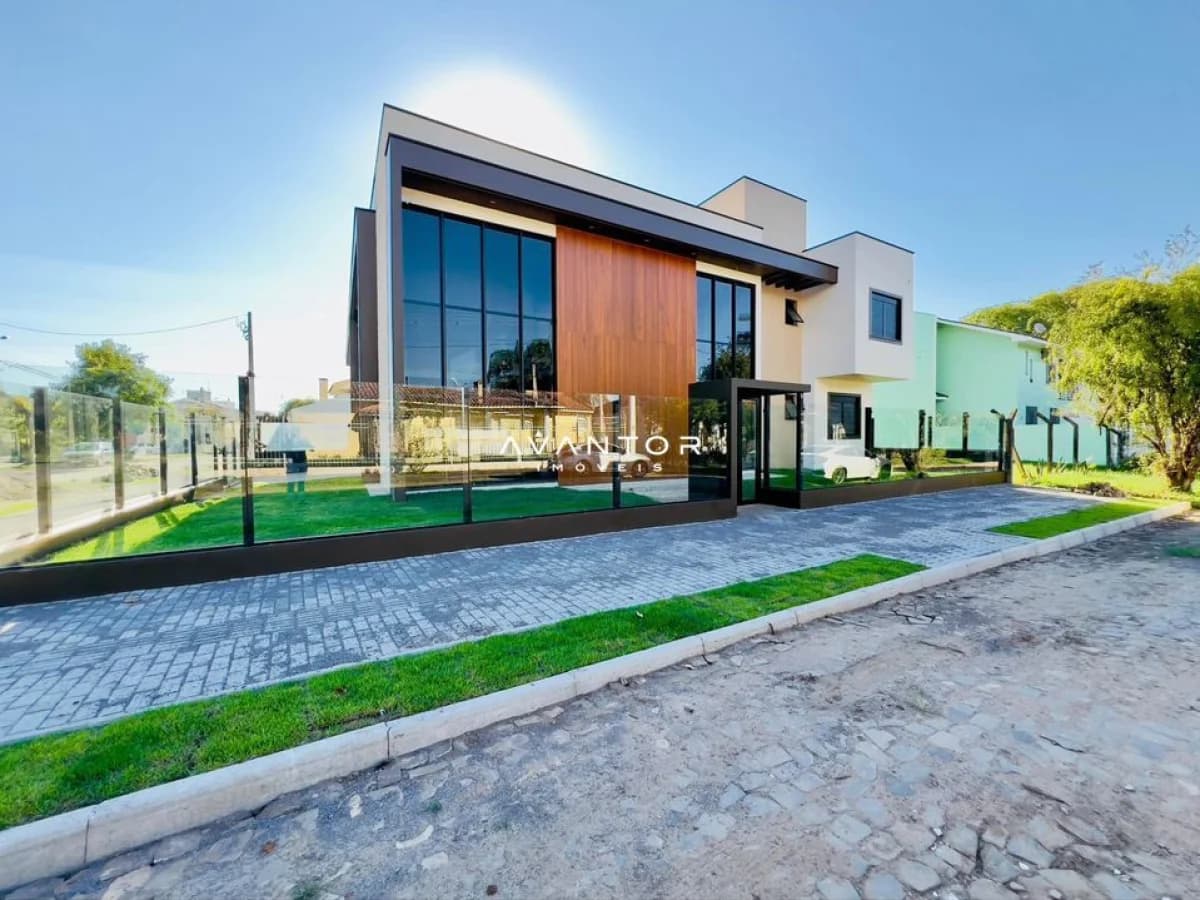 Fachada da casa com pátio e garagem — Casa com 4 quartos à venda em Camobi, Santa Maria/RS