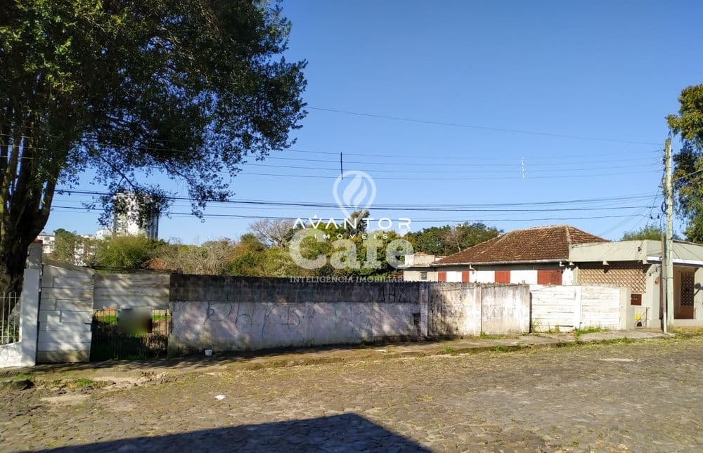 Terreno com construções e árvores — Terreno à venda em Menino Jesus, Santa Maria/RS