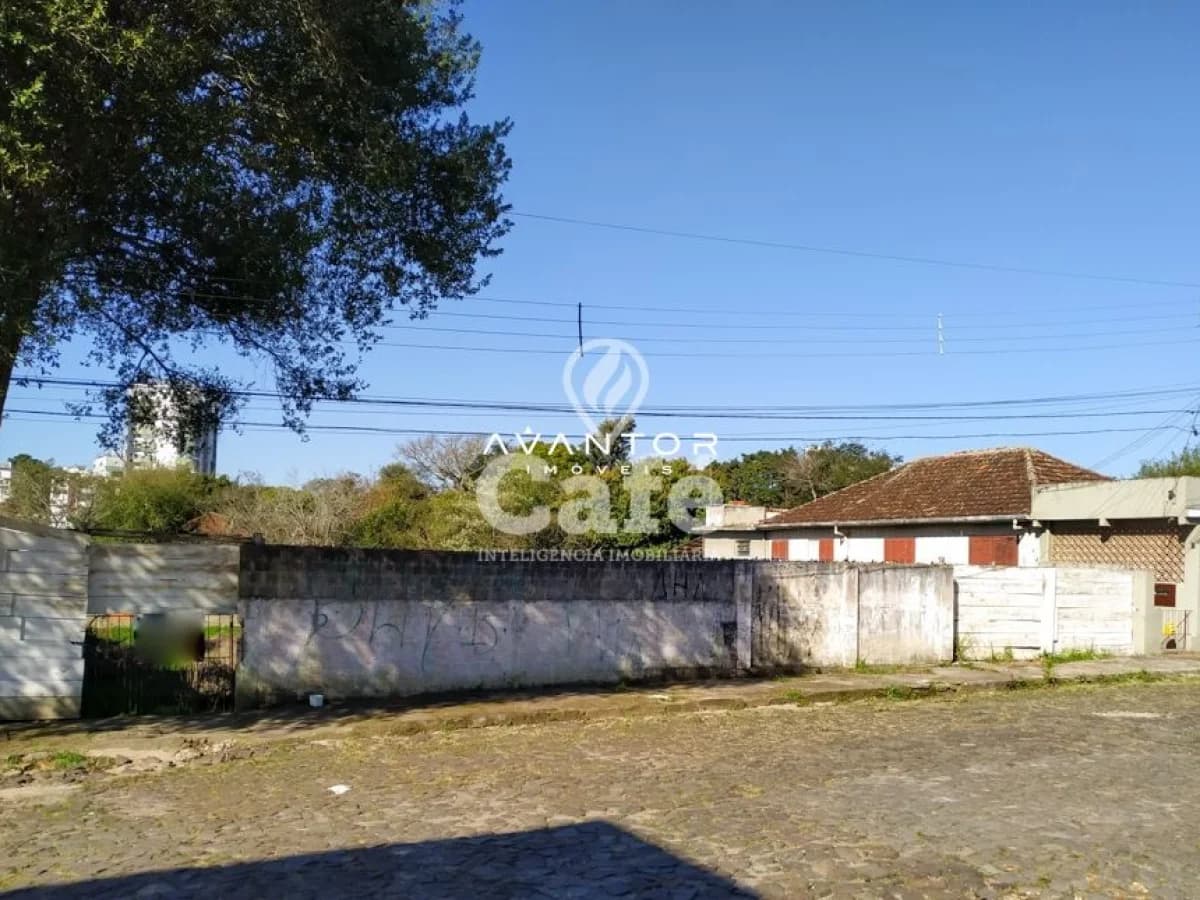 Terreno com construções e árvores — Terreno à venda em Menino Jesus, Santa Maria/RS