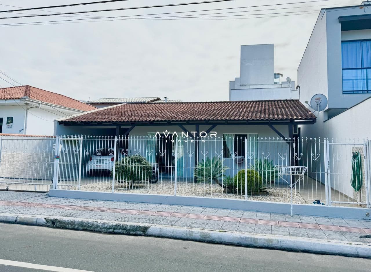 Fachada da casa com portão e garagem — Casa com 2 quartos à venda em Jardim Iate Clube, Balneário Camboriú/SC