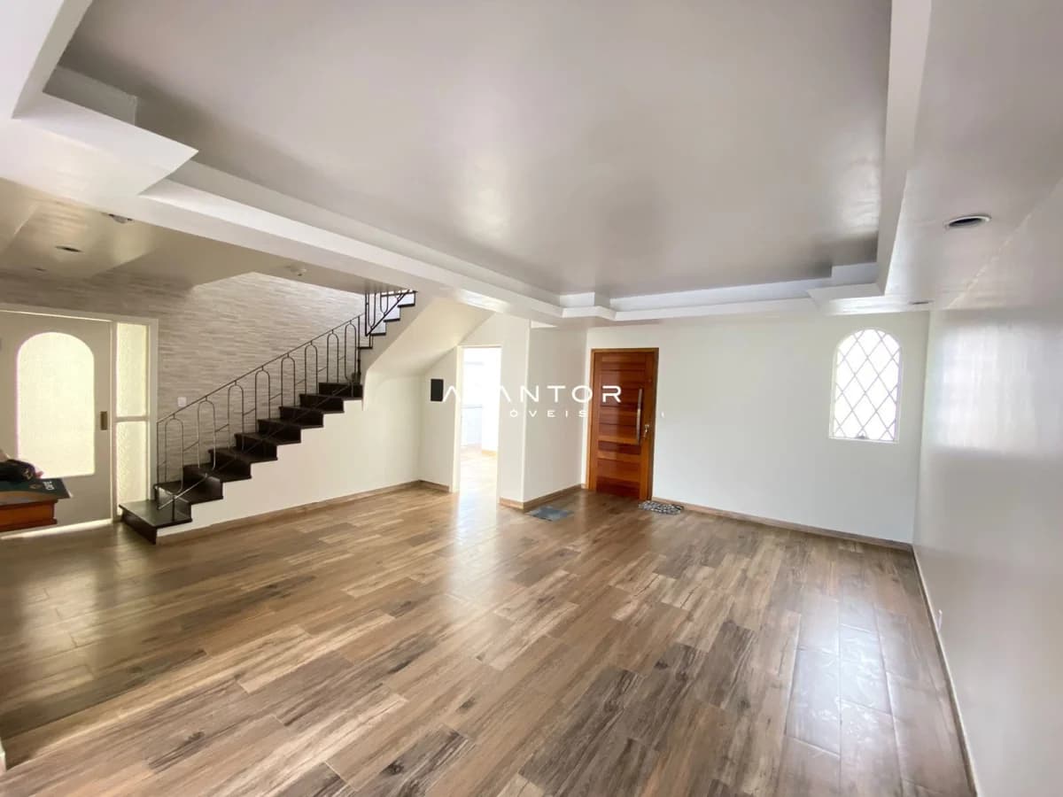 Sala com escada integrada ao ambiente — Cobertura com 4 quartos à venda em Nossa Senhora do Rosário, Santa Maria/RS