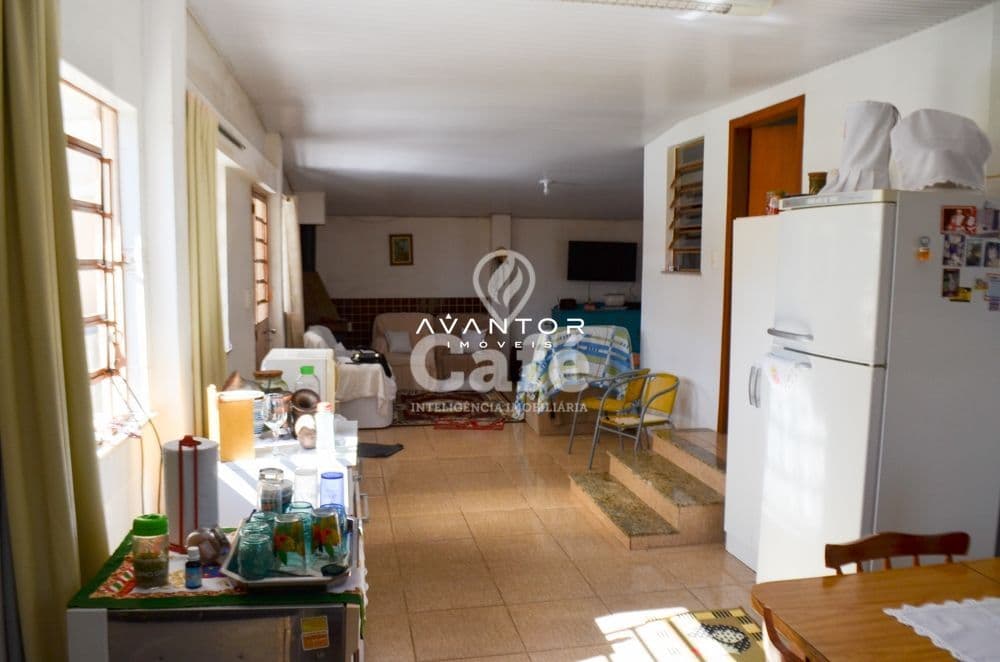 Cozinha e sala ao fundo — Casa com 3 quartos à venda em Lorenzi, Santa Maria/RS