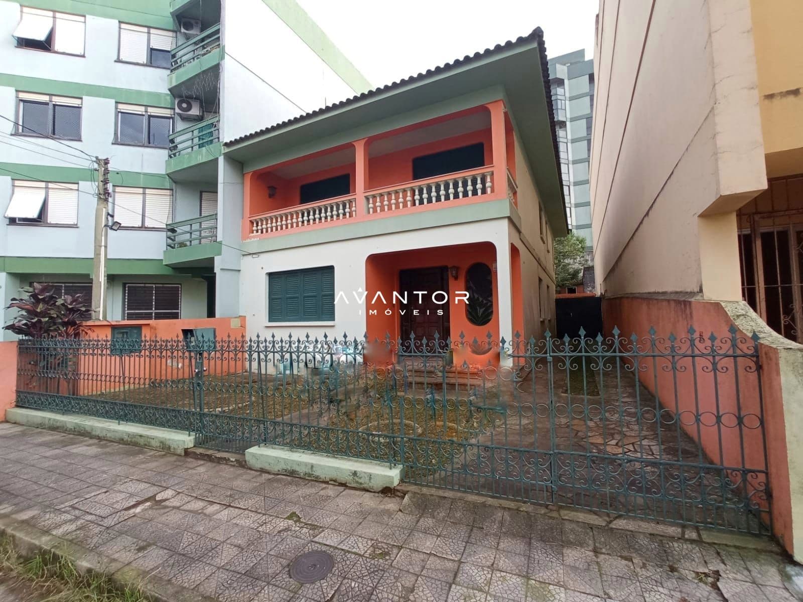 Fachada da casa com sacada — Casa com 4 quartos à venda em Nossa Senhora de Fátima, Santa Maria/RS