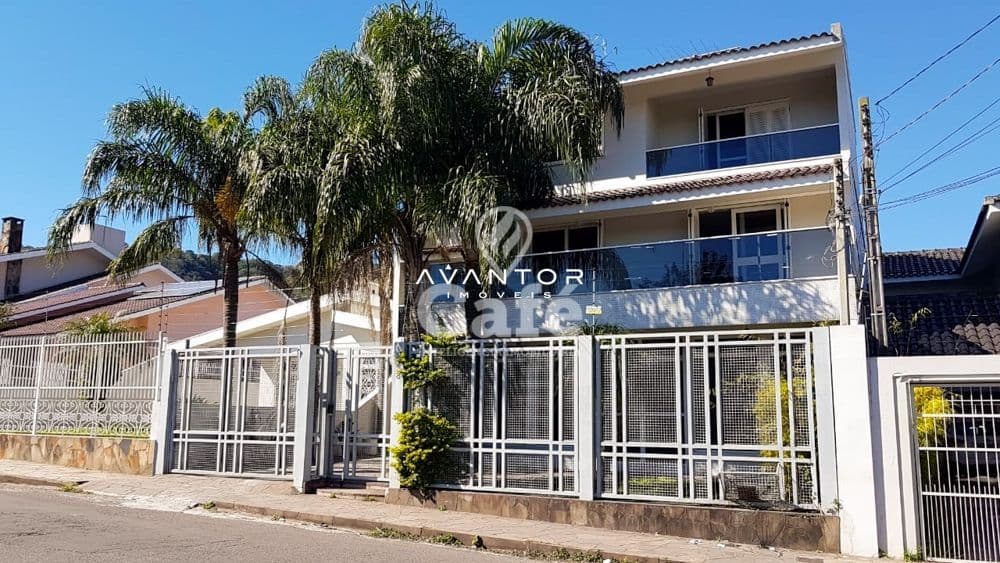 Fachada da casa com garagem — Casa com 4 quartos à venda em Nossa Senhora do Perpétuo Socorro, Santa Maria/RS