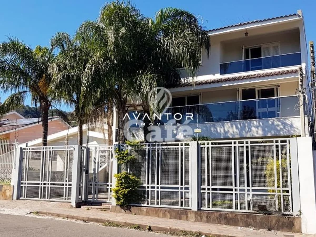 Fachada da casa com garagem — Casa com 4 quartos à venda em Nossa Senhora do Perpétuo Socorro, Santa Maria/RS