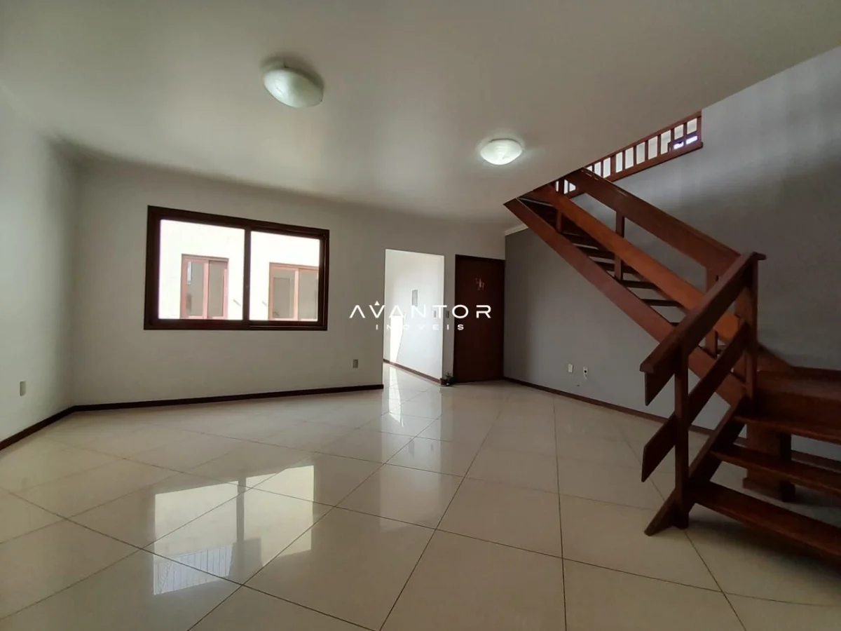 Sala com escada de acesso ao segundo piso — Cobertura com 3 quartos à venda em Duque de Caxias, Santa Maria/RS