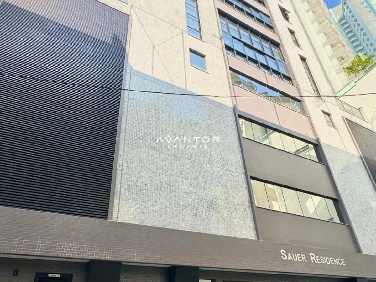 Fachada do prédio com entrada principal — Apartamento com 3 quartos à venda em Centro, Balneário Camboriú/SC