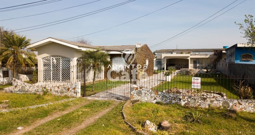 Fachada da casa com portão e cerca — Casa com 3 quartos à venda em Pinheiro Machado, Santa Maria/RS