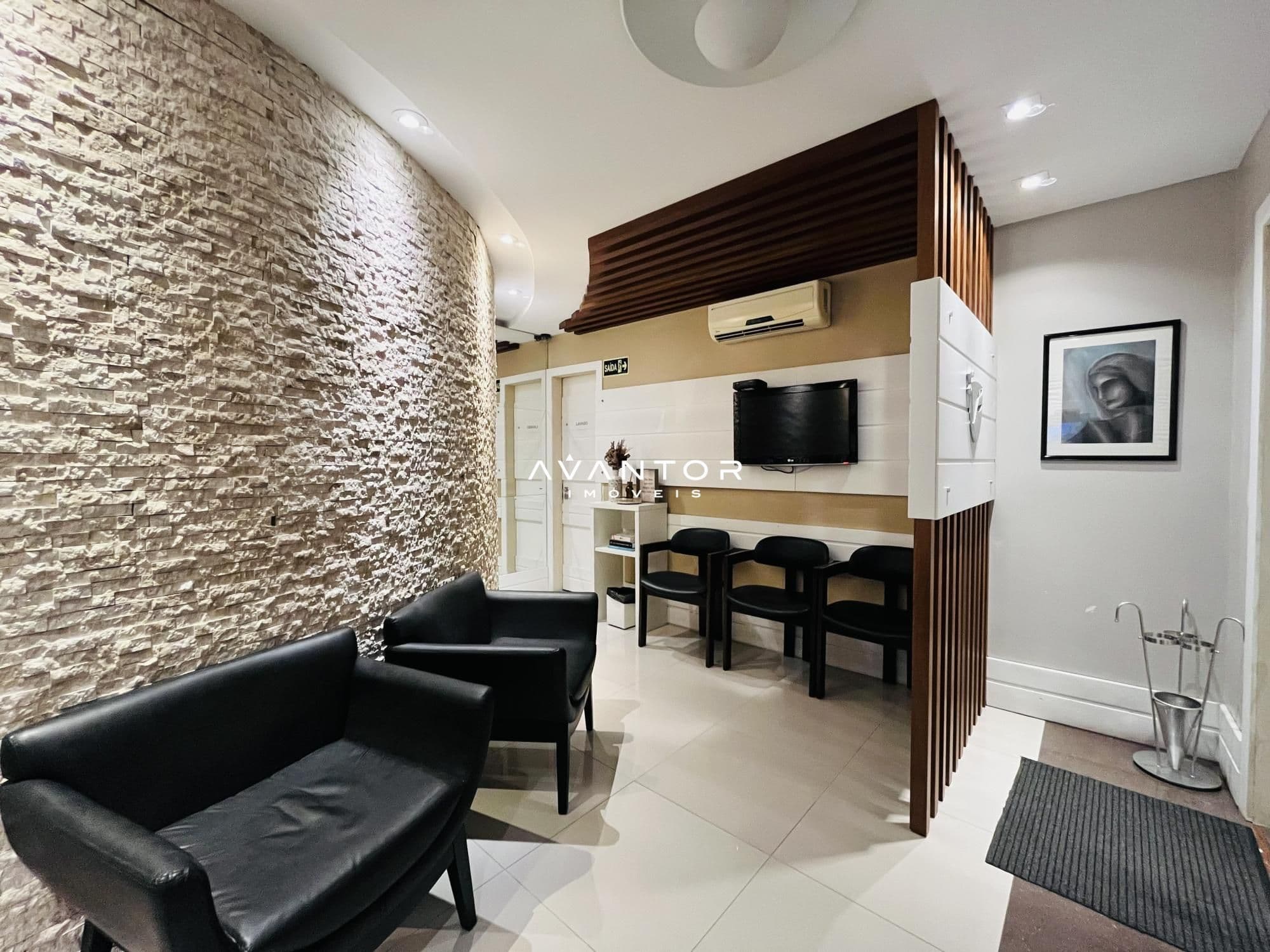Sala de estar com parede em tijolinhos — Sala Comercial com 2 salas à venda em Centro, Santa Maria/RS
